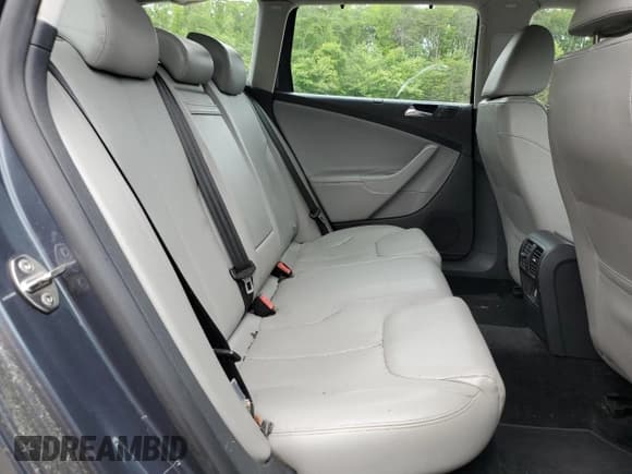 ✅ 2010 Volkswagen Passat • VIN: WVWXK9AN8AE079770 • Lot: 59043375. Wystawiony na Copart z przebiegiem 141 366 mil. Bezpłatny archiwum sprzedaży aukcyjnych z USA i szczegółowy raport historii pojazdu na DreamBid. Zdjęcie 10.