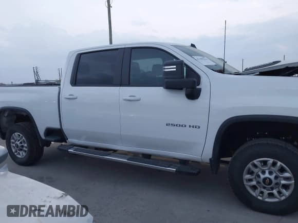 ✅ 2025 Chevrolet Silverado 2500HD LT • VIN: 2GC1KNEY5S1228495 • Лот: 43602216. Опубликован ранее на IAAI с пробегом 4 940 миль. Бесплатный доступ к архиву аукционных продаж из США и подробный отчёт об истории автомобиля на DreamBid. Изображение 13.