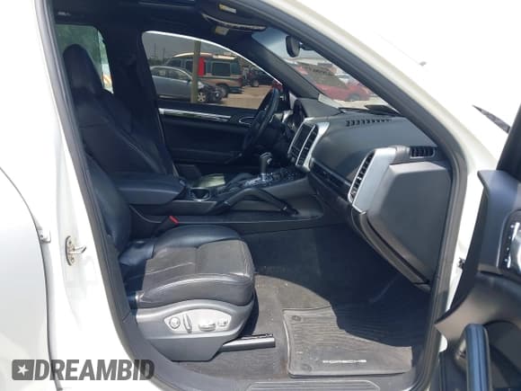 ✅ 2011 Porsche Cayenne • VIN: WP1AA2A26BLA04261 • Lot: 42898637. Listed on IAAI with 113,536 mi. Free auction sales archive from the USA and detailed vehicle history report at DreamBid. Image 5.