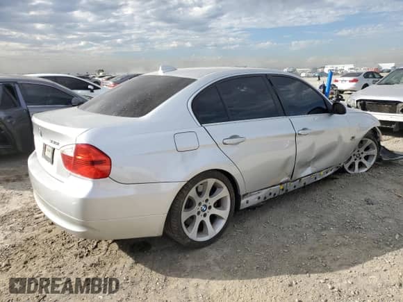 2006 BMW 3 Series 330i z VIN WBAVB33576KS38320, wystawiony jako Copart lot #89443035 z przebiegiem 129 549 mil mil oraz Szkoda całkowita • Salvage title. Historia ofert i sprzedaży dostępna na DreamBid. Obrazek 3.