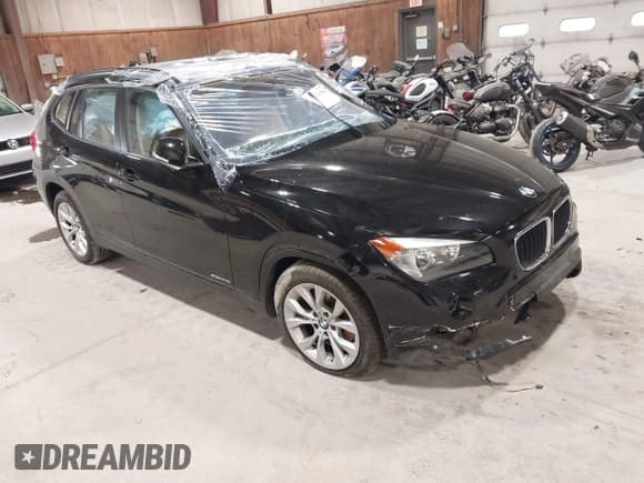 ✅ 2014 BMW X1 xDrive28i • VIN: WBAVL1C50EVY20273 • Lot: 43613654. Wystawiony na IAAI z przebiegiem 75 842 mil. Bezpłatny archiwum sprzedaży aukcyjnych z USA i szczegółowy raport historii pojazdu na DreamBid. Zdjęcie 1.