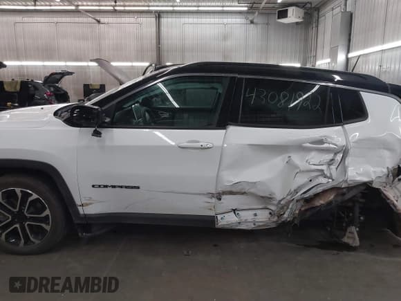 ✅ 2023 Jeep Compass (RED) Edition • VIN: 3C4NJDCN9PT573719 • Lot: 43081922. Wystawiony na IAAI z przebiegiem 41 039 mil. Bezpłatny archiwum sprzedaży aukcyjnych z USA i szczegółowy raport historii pojazdu na DreamBid. Zdjęcie 14.