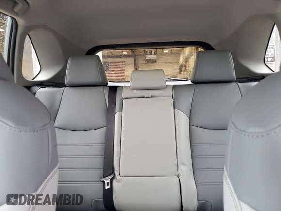 ✅ 2023 Toyota RAV4 Hybrid XLE Premium • VIN: 4T3B6RFV3PU128429 • Lot: 85764975. Wystawiony na Copart z przebiegiem 10 239 mil. Bezpłatny archiwum sprzedaży aukcyjnych z USA i szczegółowy raport historii pojazdu na DreamBid. Zdjęcie 10.