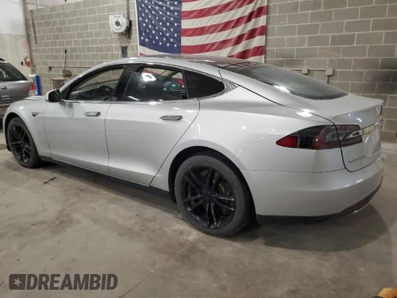 ✅ 2013 Tesla Model S • VIN: 5YJSA1CN6DFP18159 • Lot: 90867755. Wystawiony na Copart z przebiegiem 128 304 mil. Bezpłatny archiwum sprzedaży aukcyjnych z USA i szczegółowy raport historii pojazdu na DreamBid. Zdjęcie 2.