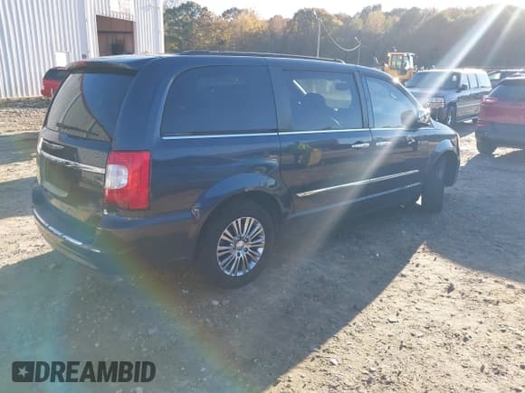 ✅ 2014 Chrysler Town & Country Touring L • VIN: 2C4RC1CG0ER170935 • Lot: 43610641. Listed on IAAI with 161,410 mi. Free auction sales archive from the USA and detailed vehicle history report at DreamBid. Image 4.