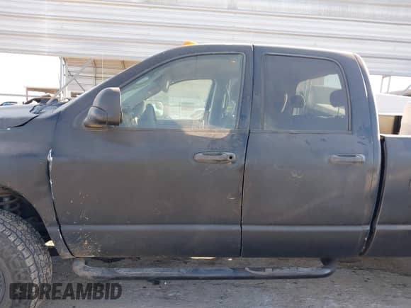 2005 Dodge 3500 SLT z VIN 3D7LS38C95G706190, wystawiony jako IAAI lot #40597269 z przebiegiem 264 260 mil mil oraz . Historia ofert i sprzedaży dostępna na DreamBid. Obrazek 14.