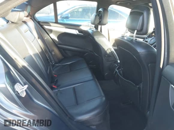 ✅ 2013 Mercedes-Benz C 250 Sport • VIN: WDDGF4HB5DA791061 • Lot: 43898654. Wystawiony na IAAI z przebiegiem 149 390 mil. Bezpłatny archiwum sprzedaży aukcyjnych z USA i szczegółowy raport historii pojazdu na DreamBid. Zdjęcie 8.