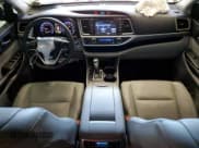 ✅ 2019 Toyota Highlander Limited Platinum • VIN: 5TDDZRFHXKS720348 • Lot: 71275095. Wystawiony na Copart z przebiegiem 21 717 mil. Bezpłatny archiwum sprzedaży aukcyjnych z USA i szczegółowy raport historii pojazdu na DreamBid. Zdjęcie 8.