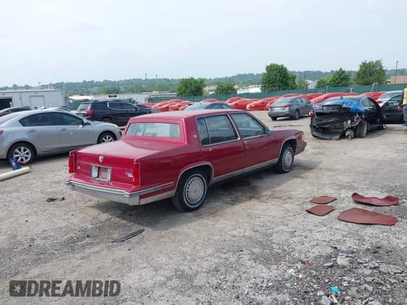 ✅ 1988 Cadillac DeVille • VIN: 1G6CD5151J4304380 • Lot: 42452512. Wystawiony na IAAI z przebiegiem 40 858 mil. Bezpłatny archiwum sprzedaży aukcyjnych z USA i szczegółowy raport historii pojazdu na DreamBid. Zdjęcie 4.