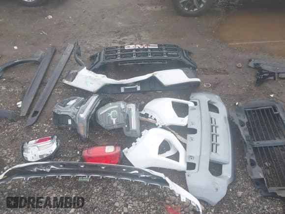 ✅ 2024 GMC Canyon 4WD AT4X • VIN: 1GTP6EEK6R1135060 • Lot: 43698915. Listed on IAAI with 23,397 mi. Free auction sales archive from the USA and detailed vehicle history report at DreamBid. Image 15.