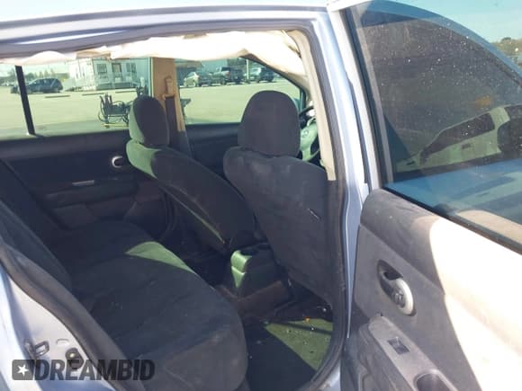 ✅ 2010 Nissan Versa S • VIN: 3N1BC1CP7AL448953 • Lot: 43671982. Wystawiony na IAAI z przebiegiem 96 162 mil. Bezpłatny archiwum sprzedaży aukcyjnych z USA i szczegółowy raport historii pojazdu na DreamBid. Zdjęcie 8.