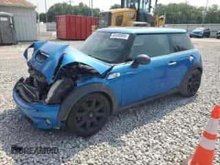 2007 MINI Hardtop S with VIN WMWMF73547TT84449, listed as a Copart auction lot 60490995 with 157,602 mi miles and Salvage title. Bid and sale history available at DreamBid. Image 1.