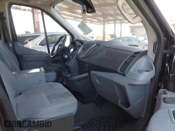 ✅ 2015 Ford Transit Cargo • VIN: 1FTYR2CM1FKA84524 • Lot: 42527762. Wystawiony na IAAI z przebiegiem 168 190 mil. Bezpłatny archiwum sprzedaży aukcyjnych z USA i szczegółowy raport historii pojazdu na DreamBid. Zdjęcie 3.