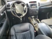 ✅ 2014 Kia Sorento SX Limited • VIN: 5XYKWDA72EG449286 • Lot: 83999125. Wystawiony na Copart z przebiegiem 130 360 mil. Bezpłatny archiwum sprzedaży aukcyjnych z USA i szczegółowy raport historii pojazdu na DreamBid. Zdjęcie 8.