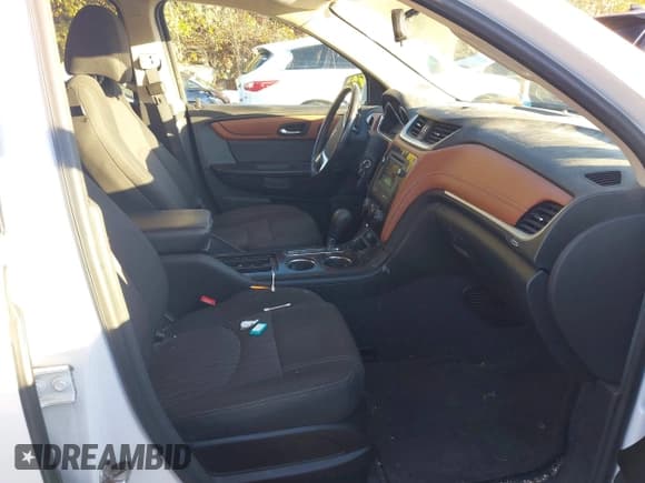 ✅ 2016 Chevrolet Traverse LT • VIN: 1GNKVGKD6GJ245738 • Lot: 43466703. Wystawiony na IAAI z przebiegiem 111 617 mil. Bezpłatny archiwum sprzedaży aukcyjnych z USA i szczegółowy raport historii pojazdu na DreamBid. Zdjęcie 5.