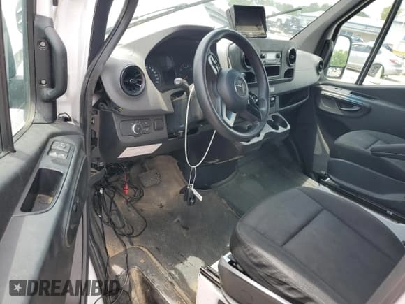 ✅ 2021 Mercedes-Benz Sprinter Cargo • VIN: W1Y40CHY3MT062246 • Lot: 60671345. Listed on Copart with 128,969 mi. Free auction sales archive from the USA and detailed vehicle history report at DreamBid. Image 8.