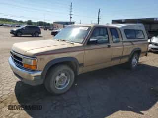 1991 Dodge Dakota z VIN 1B7FL23X9MS333071, wystawiony jako Copart lot #63289195 z przebiegiem 115 880 mil mil oraz Czysty tytuł • Clean title. Historia ofert i sprzedaży dostępna na DreamBid. Obrazek 1.