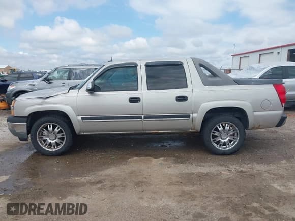 ✅ 2005 Chevrolet Avalanche LS • VIN: 3GNEC12Z75G226853 • Lot: 42358802. Wystawiony na IAAI z przebiegiem 152 375 mil. Bezpłatny archiwum sprzedaży aukcyjnych z USA i szczegółowy raport historii pojazdu na DreamBid. Zdjęcie 14.