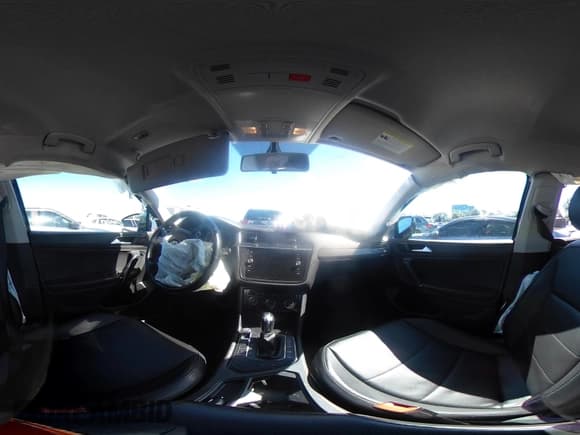 ✅ 2018 Volkswagen Tiguan SEL • VIN: 3VV3B7AX1JM213874 • Lot: 43407479. Wystawiony na IAAI z przebiegiem 59 771 mil. Bezpłatny archiwum sprzedaży aukcyjnych z USA i szczegółowy raport historii pojazdu na DreamBid. Zdjęcie 17.