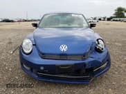 ✅ 2013 Volkswagen Beetle Turbo • VIN: 3VW467AT1DM640896 • Лот: 70273874. Опубликован ранее на Copart с пробегом 127 499 миль. Бесплатный доступ к архиву аукционных продаж из США и подробный отчёт об истории автомобиля на DreamBid. Изображение 5.