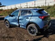 ✅ 2025 Buick Encore GX Sport Touring • VIN: KL4AMESL8SB149013 • Lot: 85134395. Wystawiony na Copart z przebiegiem 2 158 mil. Bezpłatny archiwum sprzedaży aukcyjnych z USA i szczegółowy raport historii pojazdu na DreamBid. Zdjęcie 2.