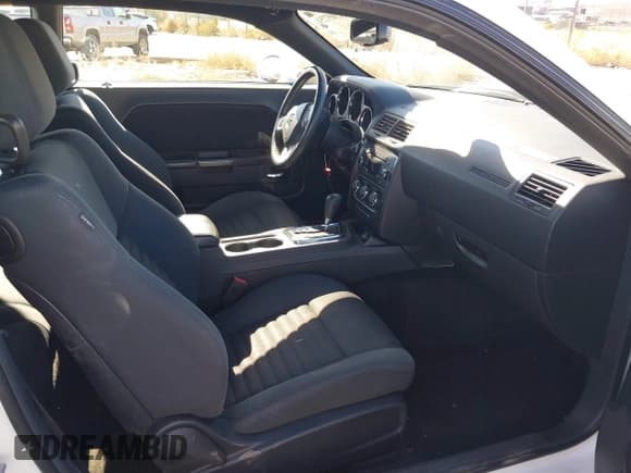 ✅ 2013 Dodge Challenger SXT • VIN: 2C3CDYAGXDH530476 • Lot: 41305751. Wystawiony na IAAI z przebiegiem Nie podano. Bezpłatny archiwum sprzedaży aukcyjnych z USA i szczegółowy raport historii pojazdu na DreamBid. Zdjęcie 5.