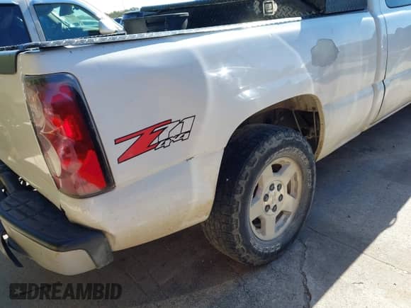 ✅ 2007 Chevrolet Silverado 1500 Work Truck • VIN: 1GCEK19V37Z186739 • Lot: 43498078. Wystawiony na IAAI z przebiegiem 343 643 mil mil. Skorzystaj z bezpłatnego archiwum sprzedaży aukcyjnych z USA i zobacz szczegółowy raport historii pojazdu na DreamBid. Zdjęcie 12.