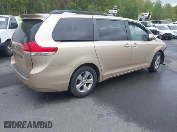 ✅ 2011 Toyota Sienna LE AAS • VIN: 5TDKK3DC2BS006651 • Лот: 42190362. Опубликован ранее на IAAI с пробегом 201 795 миль. Бесплатный доступ к архиву аукционных продаж из США и подробный отчёт об истории автомобиля на DreamBid. Изображение 4.