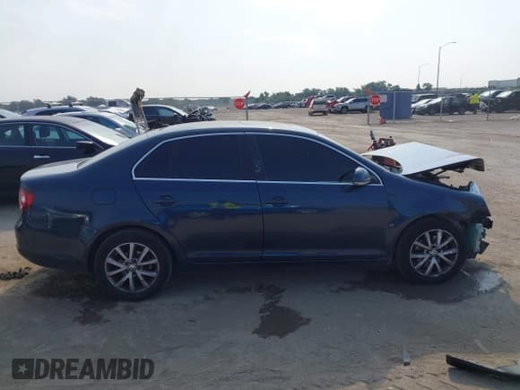 ✅ 2010 Volkswagen Jetta SE • VIN: 3VWRX7AJ3AM027207 • Lot: 43092606. Listed on IAAI with 185,895 mi. Free auction sales archive from the USA and detailed vehicle history report at DreamBid. Image 14.