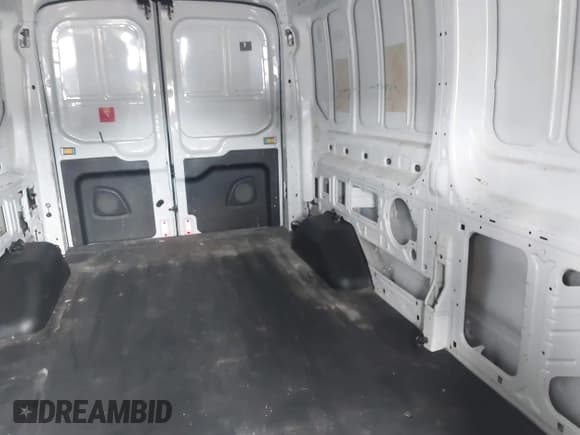 ✅ 2015 Ford Transit Cargo • VIN: 1FTNR2CM1FKB06024 • Lot: 42931493. Wystawiony na IAAI z przebiegiem 192 334 mil. Bezpłatny archiwum sprzedaży aukcyjnych z USA i szczegółowy raport historii pojazdu na DreamBid. Zdjęcie 8.