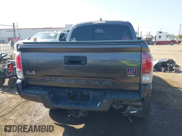 ✅ 2017 Toyota Tacoma Limited • VIN: 5TFGZ5AN8HX058470 • Лот: 41775335. Опубликован ранее на IAAI с пробегом 106 384 миль. Бесплатный доступ к архиву аукционных продаж из США и подробный отчёт об истории автомобиля на DreamBid. Изображение 16.