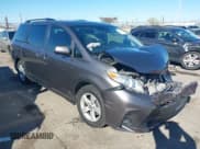 ✅ 2020 Toyota Sienna LE • VIN: 5TDKZ3DCXLS067856 • Лот: 43811903. Опубликован ранее на IAAI с пробегом 94 899 миль. Бесплатный доступ к архиву аукционных продаж из США и подробный отчёт об истории автомобиля на DreamBid. Изображение 1.