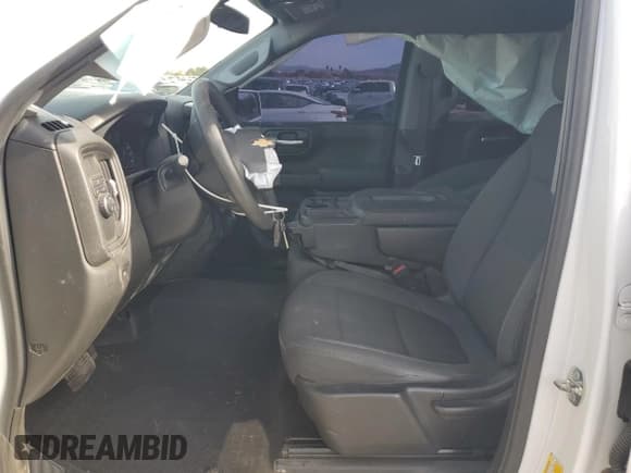 ✅ 2020 Chevrolet Silverado 1500 Custom • VIN: 1GCPWBEF2LZ144946 • Lot: 82609414. Wystawiony na Copart z przebiegiem 57 886 mil. Bezpłatny archiwum sprzedaży aukcyjnych z USA i szczegółowy raport historii pojazdu na DreamBid. Zdjęcie 7.