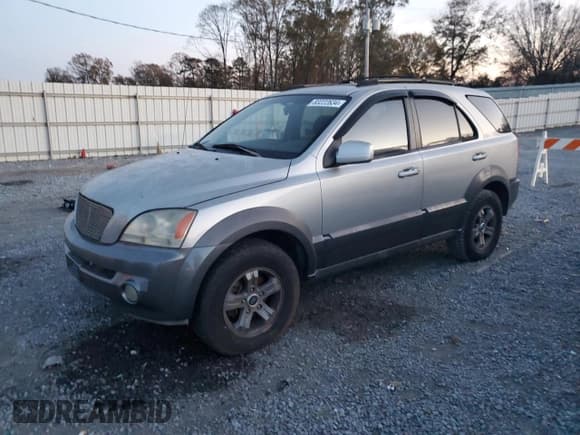 ✅ 2003 Kia Sorento LX • VIN: KNDJD733335062362 • Лот: 83222634. Опубликован ранее на Copart с пробегом 230 731 миль. Бесплатный доступ к архиву аукционных продаж из США и подробный отчёт об истории автомобиля на DreamBid. Изображение 1.