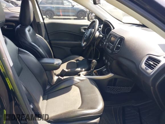 ✅ 2018 Jeep Compass Latitude • VIN: 3C4NJCBB4JT466473 • Lot: 43235357. Wystawiony na IAAI z przebiegiem 83 669 mil. Bezpłatny archiwum sprzedaży aukcyjnych z USA i szczegółowy raport historii pojazdu na DreamBid. Zdjęcie 5.