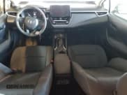 ✅ 2024 Toyota Corolla Hybrid LE • VIN: JTDBCMFE1R3047463 • Лот: 90330955. Опубликован ранее на Copart с пробегом 61 883 миль. Бесплатный доступ к архиву аукционных продаж из США и подробный отчёт об истории автомобиля на DreamBid. Изображение 8.