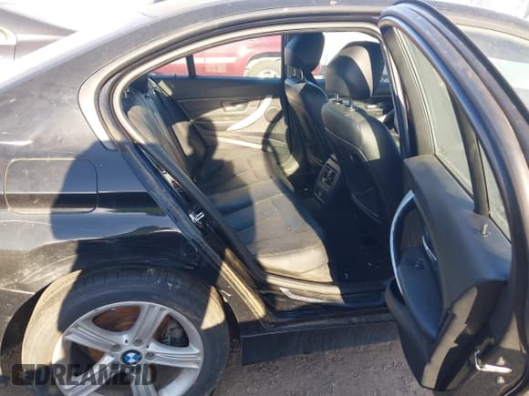 ✅ 2012 BMW 3 Series 328i • VIN: WBA3C1C5XCF433888 • Lot: 43596617. Listed on IAAI with 133,009 mi. Free auction sales archive from the USA and detailed vehicle history report at DreamBid. Image 8.