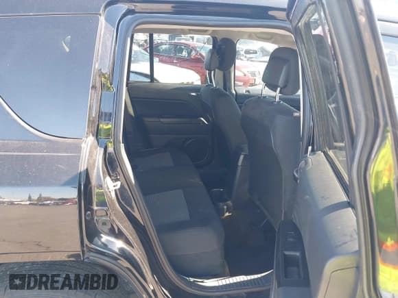 ✅ 2016 Jeep Compass Sport • VIN: 1C4NJCBAXGD651763 • Lot: 43432780. Wystawiony na IAAI z przebiegiem 103 978 mil. Bezpłatny archiwum sprzedaży aukcyjnych z USA i szczegółowy raport historii pojazdu na DreamBid. Zdjęcie 8.