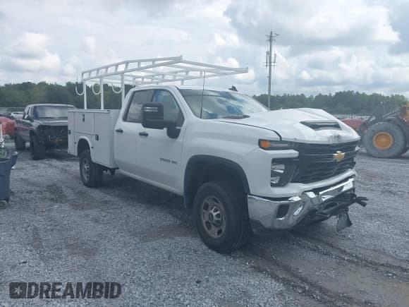 ✅ 2024 Chevrolet Silverado 2500HD • VIN: 1GB2YLE73RF353100 • Лот: 43300422. Опубликован ранее на IAAI с пробегом 15 169 миль. Бесплатный доступ к архиву аукционных продаж из США и подробный отчёт об истории автомобиля на DreamBid. Изображение 1.