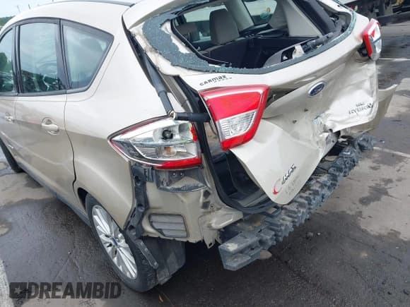 ✅ 2018 Ford C-Max SE • VIN: 1FADP5AU0JL103419 • Lot: 42220919. Wystawiony na IAAI z przebiegiem 68 680 mil. Bezpłatny archiwum sprzedaży aukcyjnych z USA i szczegółowy raport historii pojazdu na DreamBid. Zdjęcie 17.