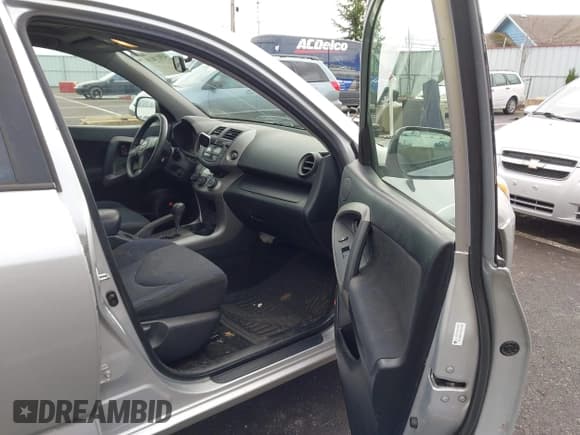 ✅ 2006 Toyota RAV4 Sport • VIN: JTMBD32V565004533 • Лот: 43911819. Опубликован ранее на IAAI с пробегом 166 173 миль. Бесплатный доступ к архиву аукционных продаж из США и подробный отчёт об истории автомобиля на DreamBid. Изображение 5.