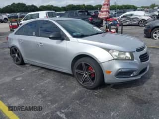 2015 Chevrolet Cruze LS z VIN 1G1PA5SG5F7147443, wystawiony jako IAAI lot #41356097 z przebiegiem 117 648 mil mil oraz . Historia ofert i sprzedaży dostępna na DreamBid. Obrazek 1.