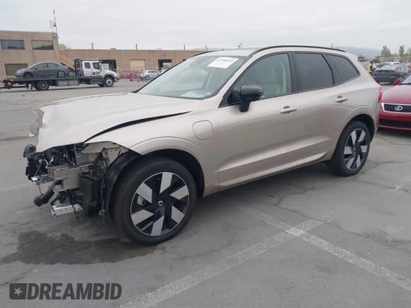✅ 2025 Volvo XC60 Plus • VIN: YV4H60RC7S1068305 • Lot: 42100343. Listed on IAAI with 1,870 mi. Free auction sales archive from the USA and detailed vehicle history report at DreamBid. Image 2.