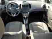 2015 Chevrolet Sonic LS z VIN 1G1JA5SG0F4118892, wystawiony jako Copart lot #72745434 z przebiegiem 43 273 mil mil oraz Czysty tytuł • Clean title. Historia ofert i sprzedaży dostępna na DreamBid. Obrazek 8.