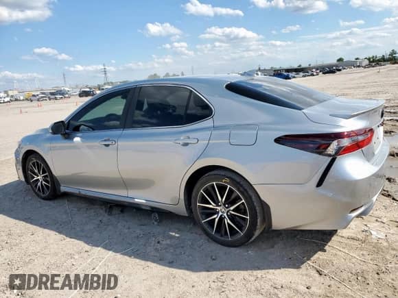 2022 Toyota Camry SE z VIN 4T1G11AK5NU669622, wystawiony jako Copart lot #81820025 z przebiegiem 38 414 mil mil oraz Szkoda całkowita • Salvage title. Historia ofert i sprzedaży dostępna na DreamBid. Obrazek 2.