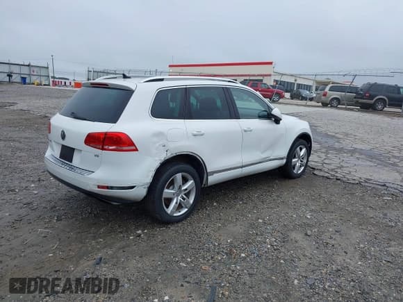 ✅ 2012 Volkswagen Touareg Sport • VIN: WVGEF9BP0CD006506 • Lot: 42355432. Wystawiony na IAAI z przebiegiem 175 346 mil. Bezpłatny archiwum sprzedaży aukcyjnych z USA i szczegółowy raport historii pojazdu na DreamBid. Zdjęcie 4.