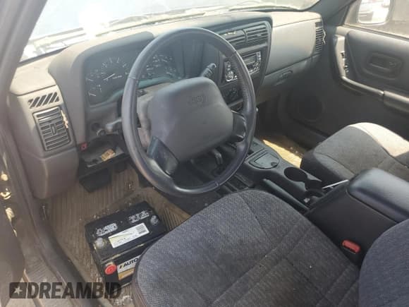 ✅ 2001 Jeep Cherokee Sport • VIN: 1J4FF48S81L556119 • Лот: 59407705. Опубликован ранее на Copart с пробегом Не указан. Бесплатный доступ к архиву аукционных продаж из США и подробный отчёт об истории автомобиля на DreamBid. Изображение 8.