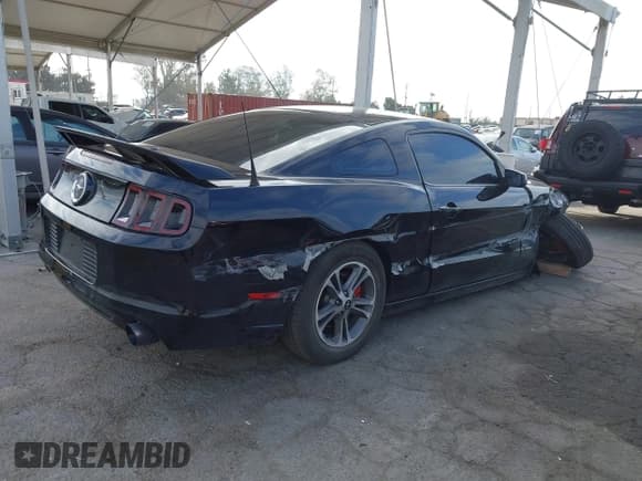✅ 2014 Ford Mustang V6 • VIN: 1ZVBP8AM1E5285027 • Lot: 43343295. Wystawiony na IAAI z przebiegiem 83 979 mil. Bezpłatny archiwum sprzedaży aukcyjnych z USA i szczegółowy raport historii pojazdu na DreamBid. Zdjęcie 4.