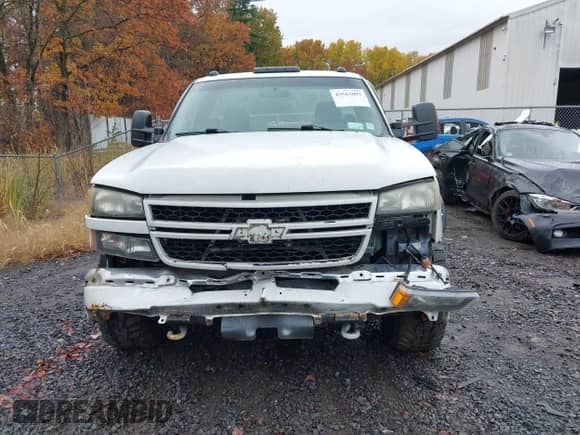2007 Chevrolet Silverado 2500HD z VIN 1GBHK24U47E167887, wystawiony jako IAAI lot #43563092 z przebiegiem 133 727 mil mil oraz . Historia ofert i sprzedaży dostępna na DreamBid. Obrazek 12.