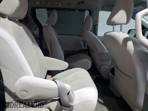 ✅ 2011 Toyota Sienna LE • VIN: 5TDJK3DC4BS022796 • Lot: 83774605. Wystawiony na Copart z przebiegiem 169 706 mil. Bezpłatny archiwum sprzedaży aukcyjnych z USA i szczegółowy raport historii pojazdu na DreamBid. Zdjęcie 11.